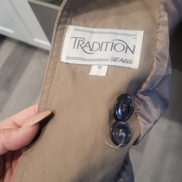 Lovely trench coat. - Picture 7 of 8